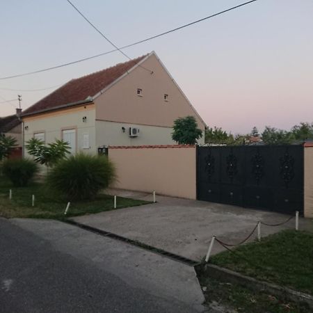 Guest House A'Storia Ruma Exterior foto